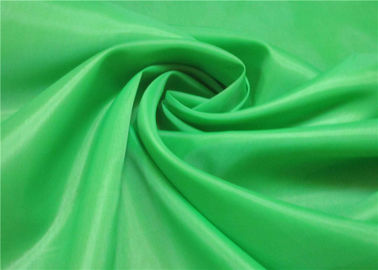 China Tela verde de la tela 100% de la guarnición del tafetán del poliéster, tejido y del teñido del tafetán proveedor