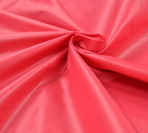 China Tela roja/del rosa/del amarillo del poliéster del tafetán para alinear la tela de la ropa proveedor
