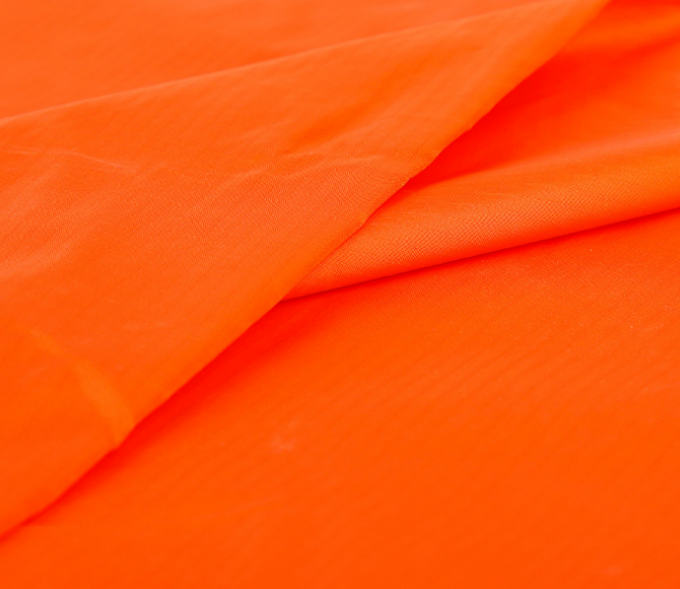 La tela de nylon tejida teñida llano 300T modificó el color para requisitos particulares para la ropa de deportes