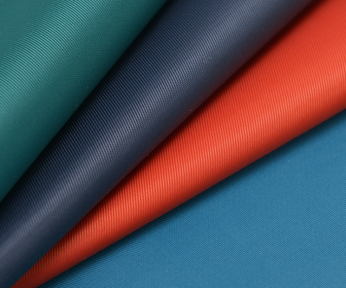 La PU impermeable/el PA cubrió la cuenta de nylon tejida del hilado de la tela 230T para el paño del bolso